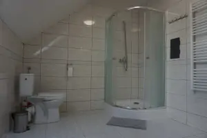koupelna se sprchovým koutem, umydlem a WC