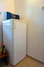 lednice s mrazicím boxem ve spižírně