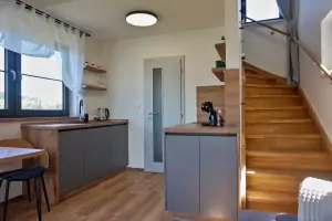 kuchyňský kout a schody do podkrovní ložnice