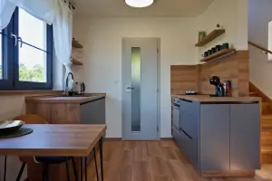 součástí obytného pokojíku je plně vybavený kuchyňský kout