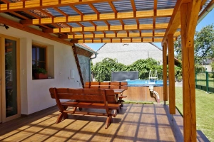 pergola s venkovním posezením a bazén