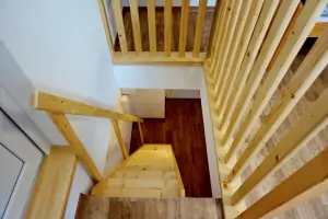 příkré schody do podkrovní otevřené ložnice