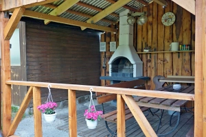 pergola s posezením a venkovním krbem