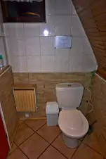 koupelna se sprchovým koutem, umyvadlem a WC 