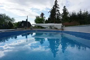 částečně zapuštěný vyhřívaný bazén (rozměry: 7,3 x 4 x 1,2 m)