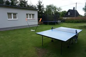 stolní tenis, trampolína (průměr 4,5 m) a síť pro badminton