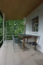 jídelní stůl se židlemi na terase