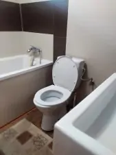 WC a vana v koupelně