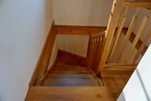 schody do podkroví chalupy