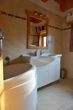koupelna s vanou, umyvadlem a WC v přízemí