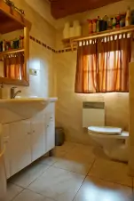 koupelna s vanou, umyvadlem a WC v přízemí