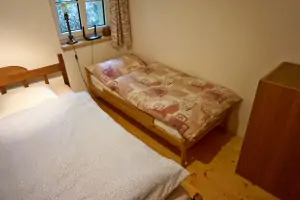 ložnice s dvojlůžkem a dětskou postelí (140 x 70 cm)