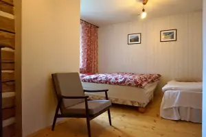ložnice s dvojlůžkem a dětskou postelí (180 x 80 cm)