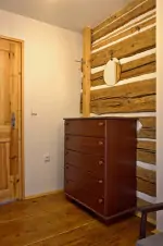 komoda v ložnici s dvojlůžkem a dětskou postelí (180 x 80 cm)