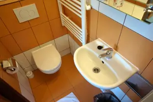 koupelna se sprchovým koutem, umyvadlem a WC u ložnice s dvojlůžkem a patrovou postelí 