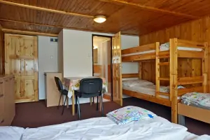 ložnice s dvojlůžkem, lůžkem a patrovou postelí v podkroví