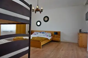ložnice s dvojlůžkem a patrovou postelí v apartmánu č.1