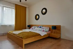 ložnice s dvojlůžkem a patrovou postelí v apartmánu č.1