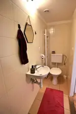 apartmán č.3 - koupelna se sprchovým koutem, umyvadlem a WC