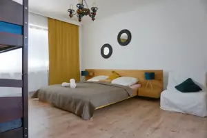 apartmán č.1 - první ložnice s dvojlůžkem, patrovou postelí, TV a klimatizací