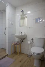 apartmán č.2 - samostatná koupelna se sprchovým koutem, umyvadlem a WC k první ložnici
