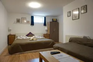 apartmán č.2 - druhá ložnice s dvojlůžkem, rozkládacím gaučem (šířka 160 cm), TV a samostatnou koupelnou