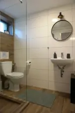 apartmán č.2 - samostatná koupelna se sprchovým koutem, umyvadlem a WC k druhé ložnici