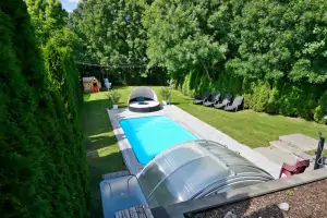 zapuštěný bazén (6 x 3 x 1,2 m)