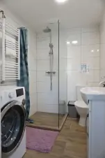 apartmán č.4 - koupelna se sprchovým koutem, umyvadlem a WC - pračka na fotografii není k dispozici