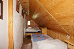 ložnice s lůžkem a dvojlůžkem v podkroví