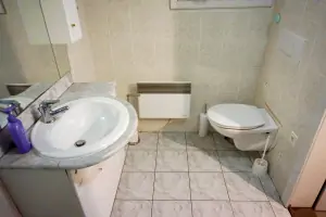 umyvadlo a WC v koupelně