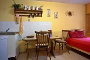 stůl, 2 židle a lůžko v kuchyni