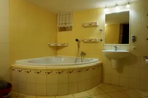 koupelna (rohová vířivá vana, umyvadlo, WC – bojler 180 l) 