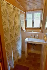 koupelna v podkroví (sprchový kout, umyvadlo) 