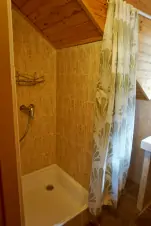 koupelna v podkroví (sprchový kout, umyvadlo) 