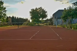 soukromý oplocený tenisový kurt s antukou