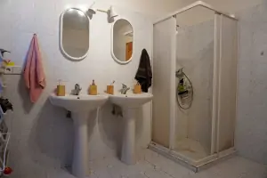 koupelna (sprchový kout, 2 umyvadla, WC, bidet, pračka – bojler 200 l)