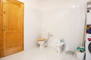 koupelna (sprchový kout, 2 umyvadla, WC, bidet, pračka – bojler 200 l)