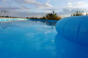 zapuštěný venkovní bazén (rozměry: 9,5 x 4,5, x 1,5 m)