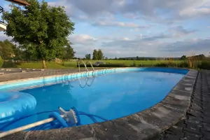 zapuštěný venkovní bazén (rozměry: 9,5 x 4,5, x 1,5 m)