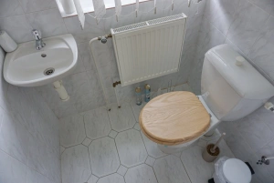 samostatné WC v podkroví