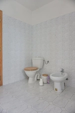 koupelna se sprchovým koutem, 2 umyvadly, WC, bidetem a pračkou