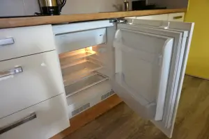 lednička s mrazícím boxem v kuchyni