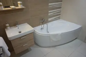 koupelna s vanou, umyvadlem, WC a pračkou
