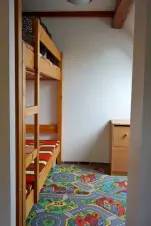 ložnice s dětskou patrovou postelí a dětským lůžkem