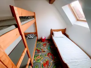 ložnice s dětskou patrovou postelí a dětským lůžkem