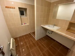 koupelna s umyvadlem a sprchovým koutem v přízemí