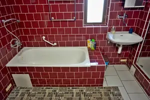 koupelna se sprchovým koutem, vanou, umyvadlem a WC