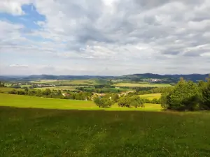 výhled od lesa na vesničku Kadešice
