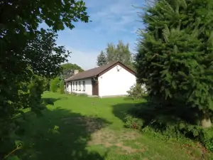 chata Blatná-Řečice se nachází ve velké udržované oplocené zahradě